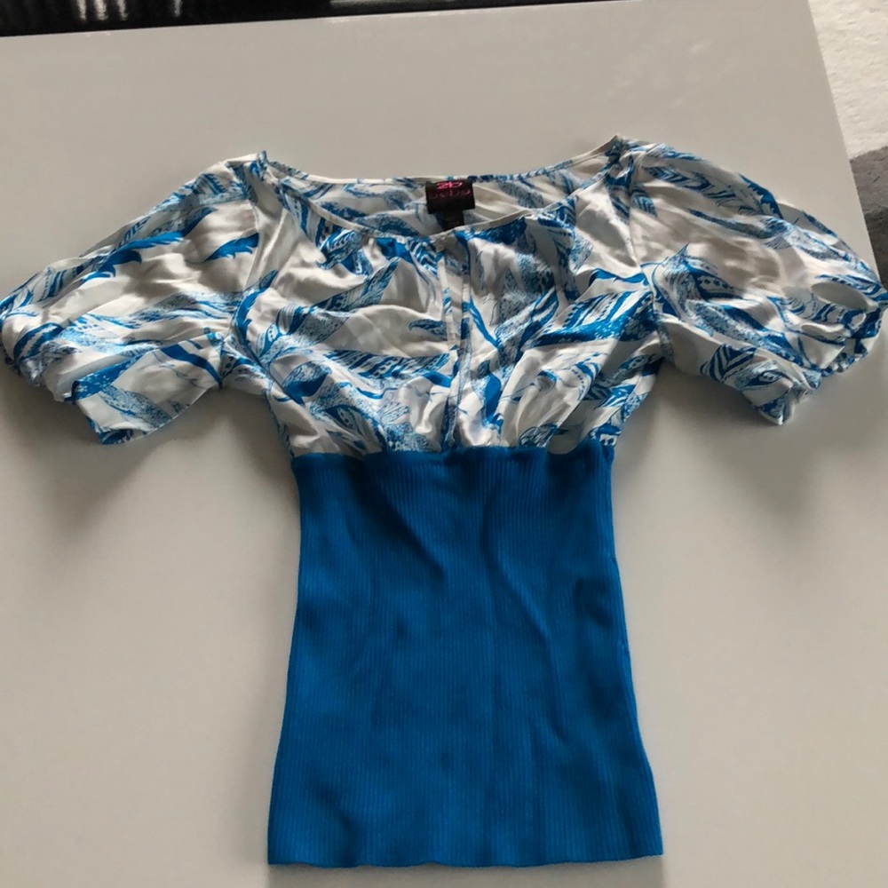 Bebe blue/white top xs